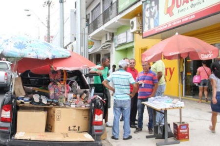 Fiscalização coibe comercio irregular no centro