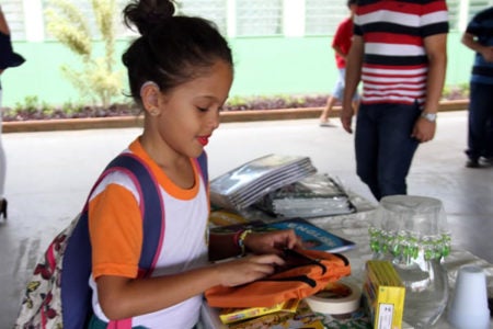 Mãe de estudante reclama de não receber o kit escolar