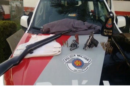 Homem é preso com armas e colete