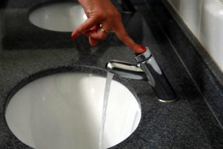 Prefeitura instala torneiras inteligentes e lâmpadas econômicas em escolas