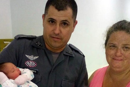 Policia Militar de Araras salva bebê engasgada