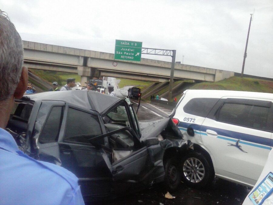 Acidente envolve ao menos 10 veículos na SP 101