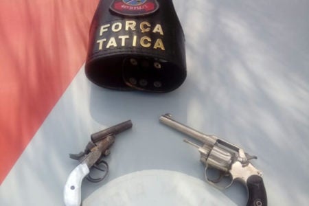 PM encontra armas e motor de moto