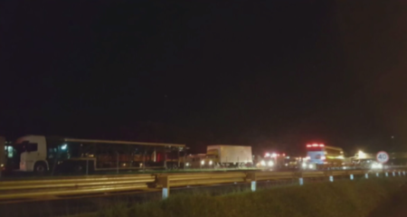 Protesto bloqueia sp-101 por uma hora