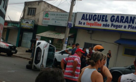 Carro capota em acidente no centro de Hortolândia