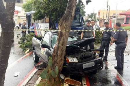 Ônibus colide em arvore no Amanda
