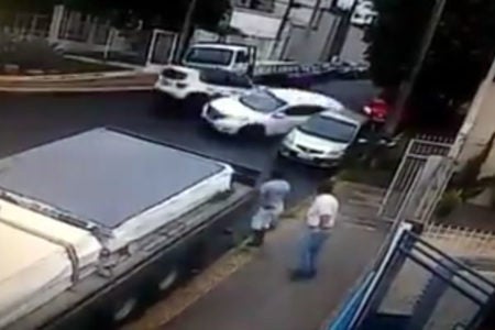 Perseguição tem troca de tiros e acidente entre veículos em Americana.