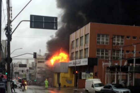 Incêndio de grande proporção destroi lojas em Campinas