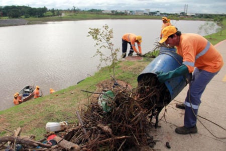 Prefeitura limpa lagoa do Parque Remanso das Águas