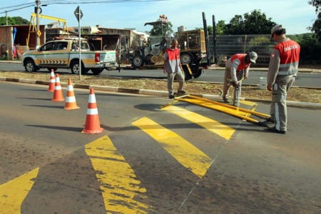 Prefeitura pinta lombadas para garantir segurança no trânsito