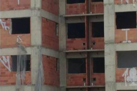 Moradores reclamam de prédio abandonado