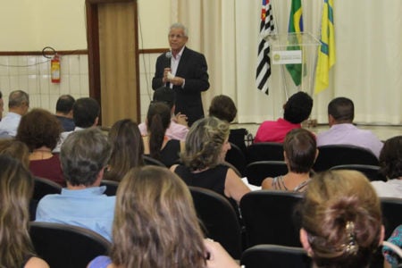 Perugini dá primeiros passos para Escola em Tempo Integral