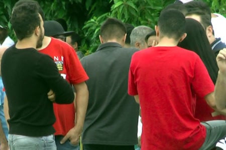 Funcionários protestam contra possível demissão em massa