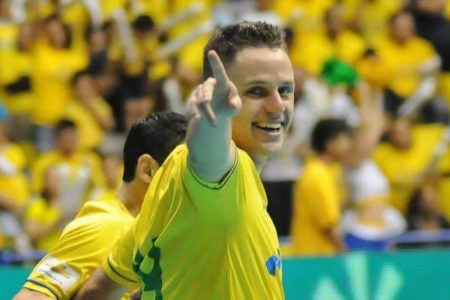 Jogador da Seleção Brasileira de Futsal Rodrigo participa da abertura da Copa Horto