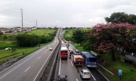 Acidente envolve ao menos 10 veículos na SP 101