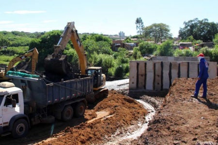 Prefeitura remove moradores de área de risco no Jd. Santa Fé