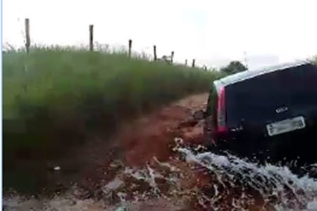 Moradora do Parque Horizonte reclama de obra parada