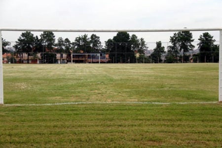 Prefeitura revitaliza gramado de campos de futebol