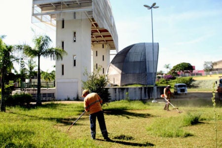 Prefeitura realiza poda do mato na Praça A Poderosa