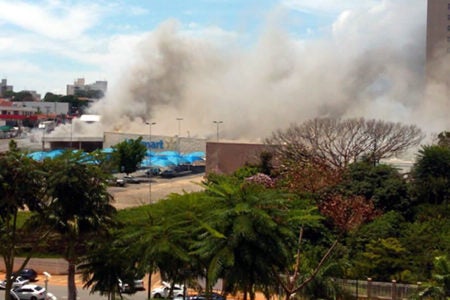 Incêndio atinge Walmart de Americana