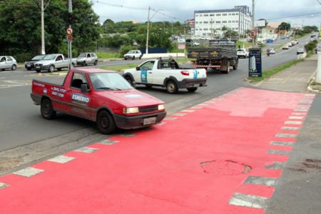 Prefeitura reforça sinalização de trânsito em via de acesso ao Corredor Metropolitano