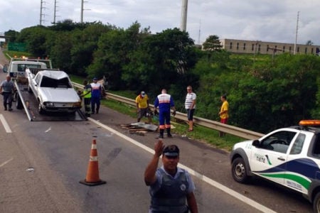 Caminhonete capota e deixa SP 101 parcialmente interditada