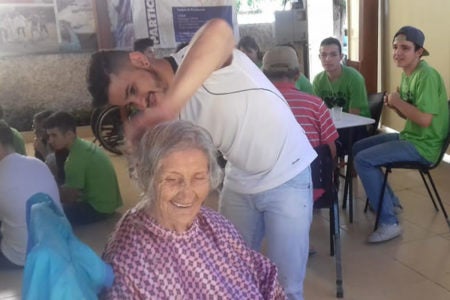 Solidariedade: alunos trocam sala de aula por visita a asilo e emocionam idosos