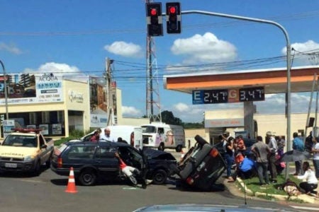 Carro capota em acidente próximo a Prefeitura