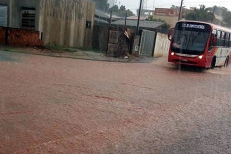Chuva torrencial deixou rua tomada pela água