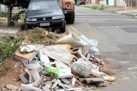 População pode denunciar descarte irregular de lixo por meio de aplicativo no celular