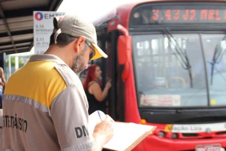 Prefeitura diz já reduziu atraso de ônibus municipais