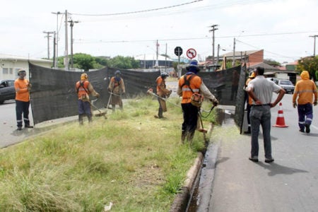 Operação recolhe entulho e poda grama de praças  no Jd. Boa Esperança