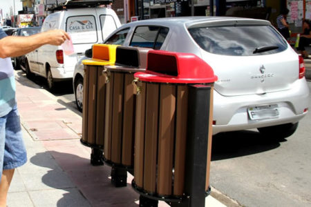 Prefeitura instala lixeiras modernas na rua Luiz Camilo de Camargo
