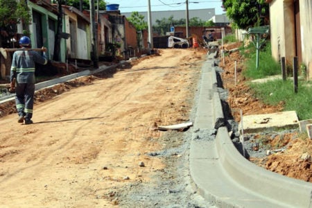 Obra de asfalto avança no bairro Chácaras Reymar