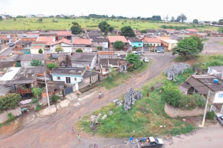 Moradores uniram-se para tapar buracos