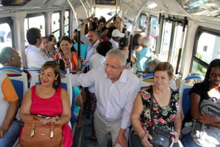 Prefeito vira passageiro e ouve elogios de usuários do ônibus elétrico