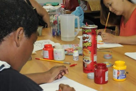 Mulheres aprendem técnicas  de artesanato para gerar renda