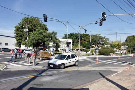 Mão dupla começa a funcionar na Rua Argolino de Morares