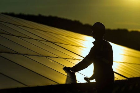 Limpeza de placas fotovoltaicas traz economia para o bolso do consumidor