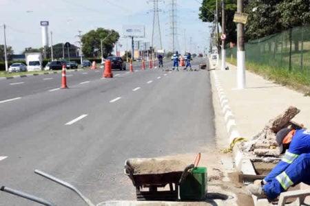 Prefeitura faz reparos na avenida da Emancipação