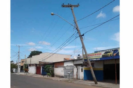 Internauta denuncia poste danificado