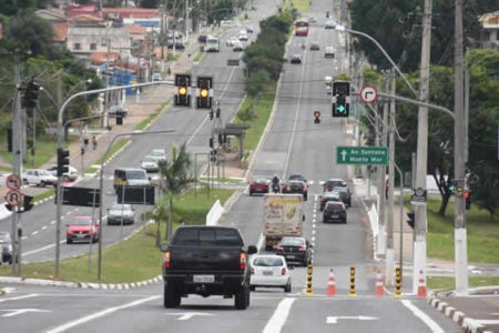 Novos semáforos começam a funcionar em vias ao lado do Paço Municipal