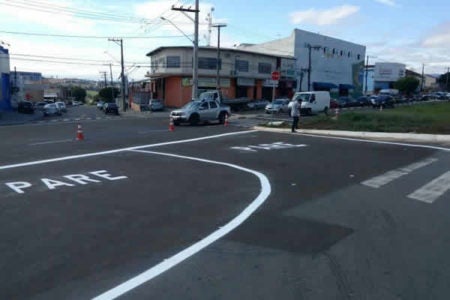 Prefeitura reforça sinalização em cruzamento da Av. da Emancipação com R. Tancredo Neves