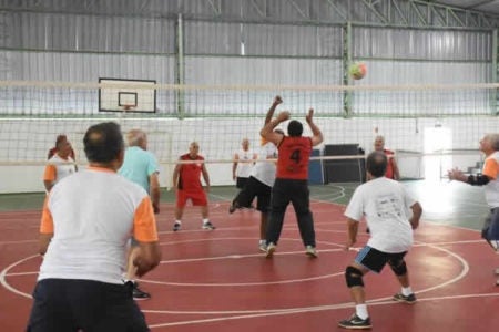 Prefeitura oferece aulas gratuitas de vôlei adaptado para idosos