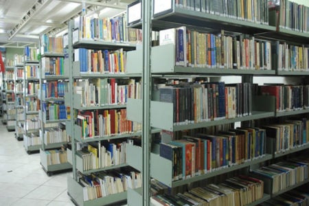 Biblioteca Central organiza acervo para mudança de endereço