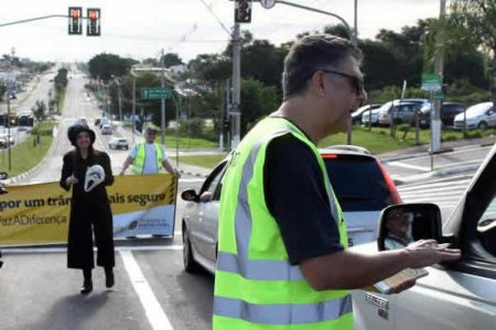 Prefeitura distribui “Multa Legal” a bons condutores