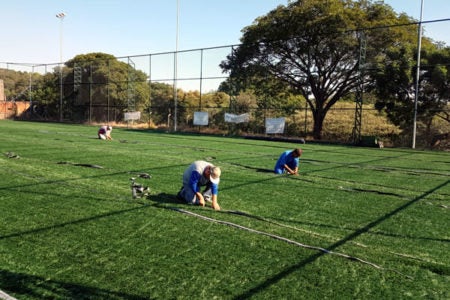 Campo de futebol society do Jd. Adelaide recebe calçada