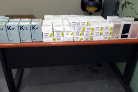 Homem é preso no centro com 60 celulares e carro roubado.