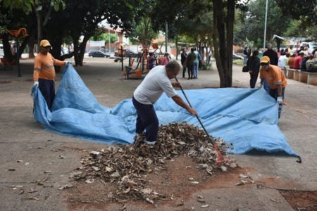 Prefeitura realiza limpeza em praça do Parque Ortolândia
