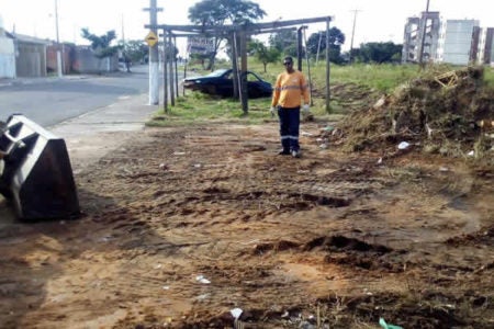 Prefeitura limpa terreno no Jardim Conceição